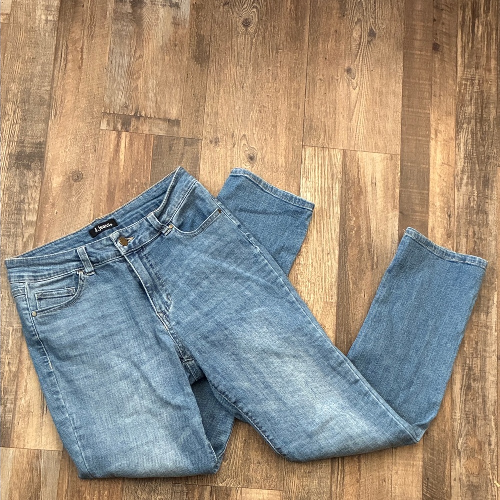 d.jeans Straight Leg Women's Jeans in Light Blue Wash
